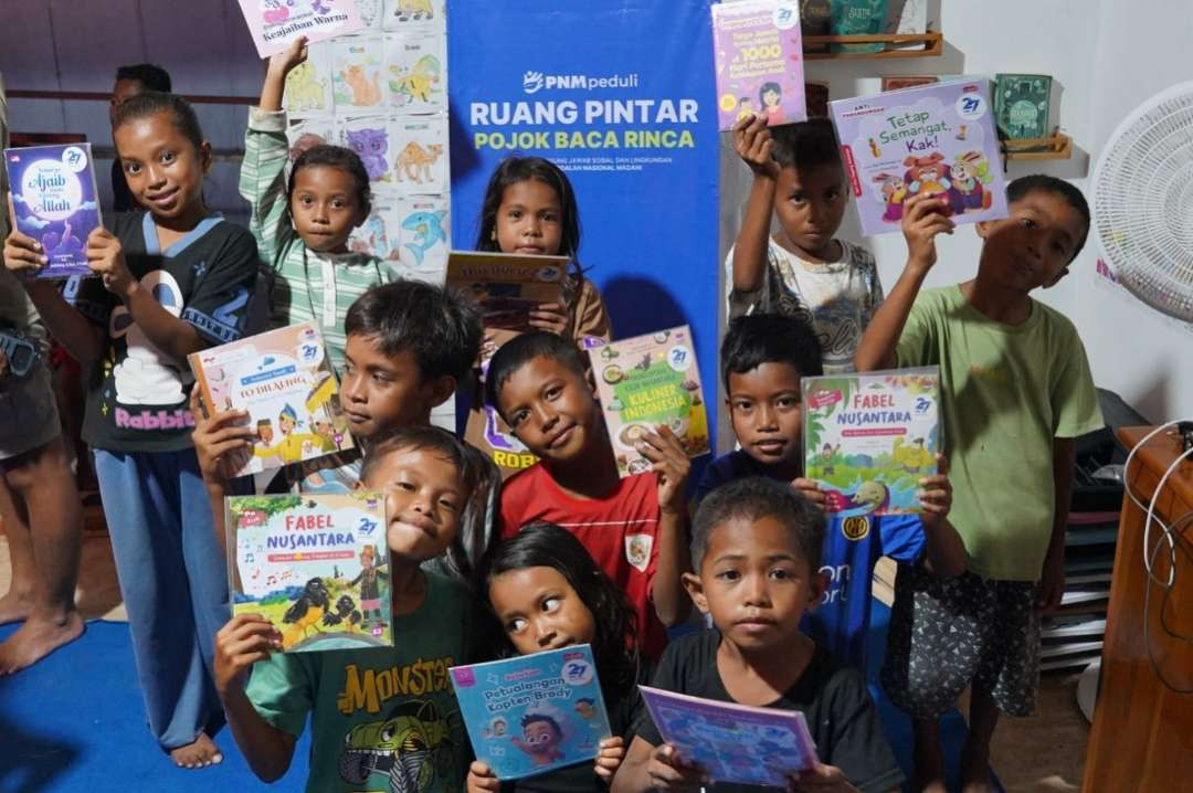 Anak-anak menunjukkan buku di Ruang Pintar Pojok baca Rinca. (Foto: Istimewa)