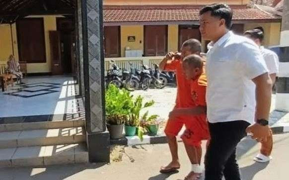 Pelaku curas berinisial SS yang buron lima tahun ditangkap dan ditembak kakinya oleh Polisi Bondowoso.(Foto:Guido/Ngopibareng.id)