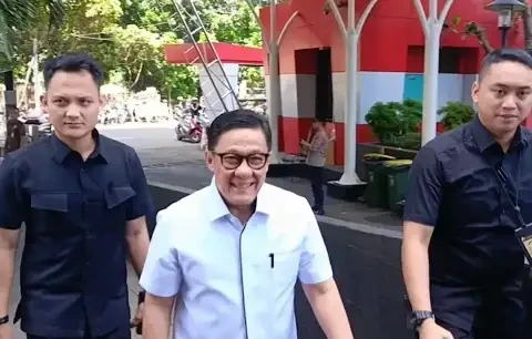 Wakil Menteri Imigrasi dan Pemasyarakatan (Imipas) Silmy Karim ( tengah ) akhirnya menyerahkan diri ke KPK setelah sempat menjadi buron beberapa hari terkait Operasi Tangkap Tangan (OTT) di Jakarta Barat ( foto; istimewa