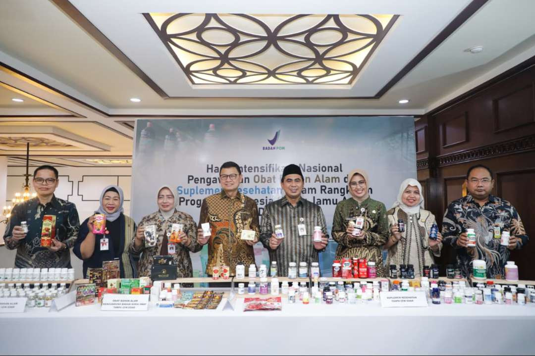 Kepala BPOM Pusat, Taruna Ikrar bersama Wakil Gubernur Jawa Tengah Wakil Gubernur Jateng Taj Yasin Maemoen saat Kick Off Indonesia Sadar Jamu Aman (Idaman) yang dilakukan oleh Badan Pengawasan Obat dan Minuman (BPOM) di Gedung Gradhika Bhakti Praja Semarang pada, Selasa, 9 Juni 2026. (Foto: Pemprov Jateng)