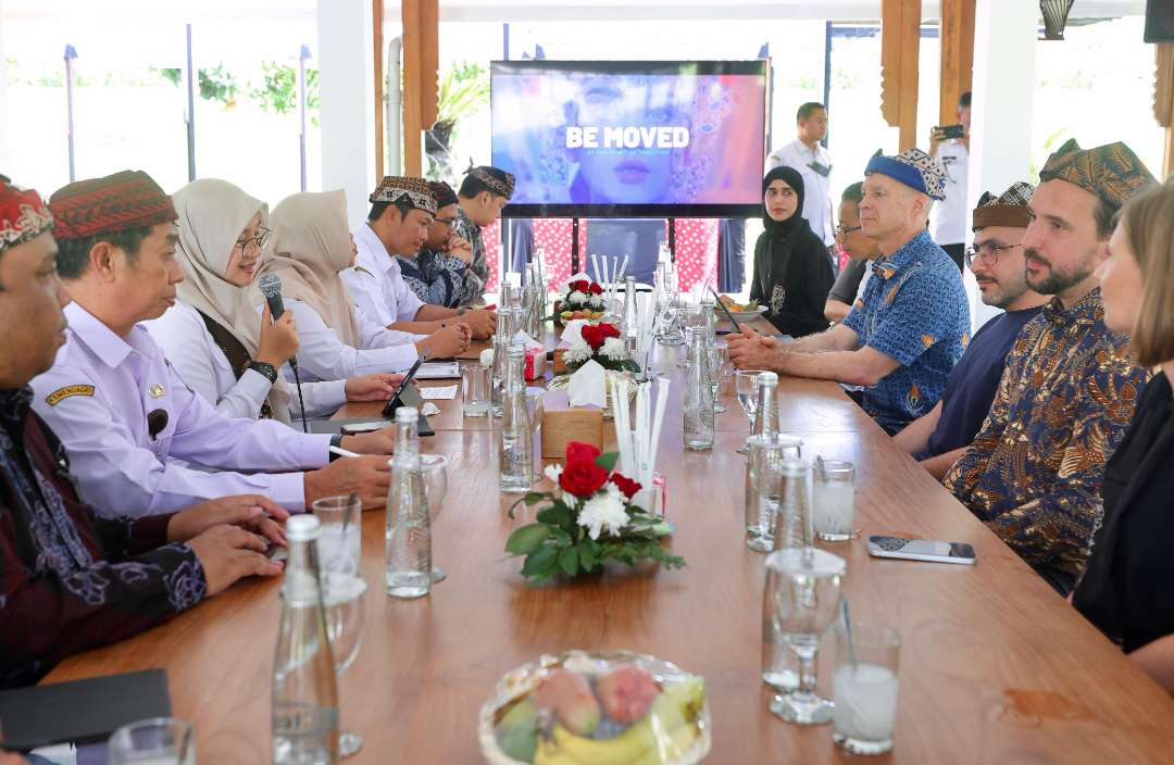 Pertemuan Bupati Banyuwangi, Ipuk Fiestiandani dengan tim dari Clean Rivers. (Foto: Istimewa)