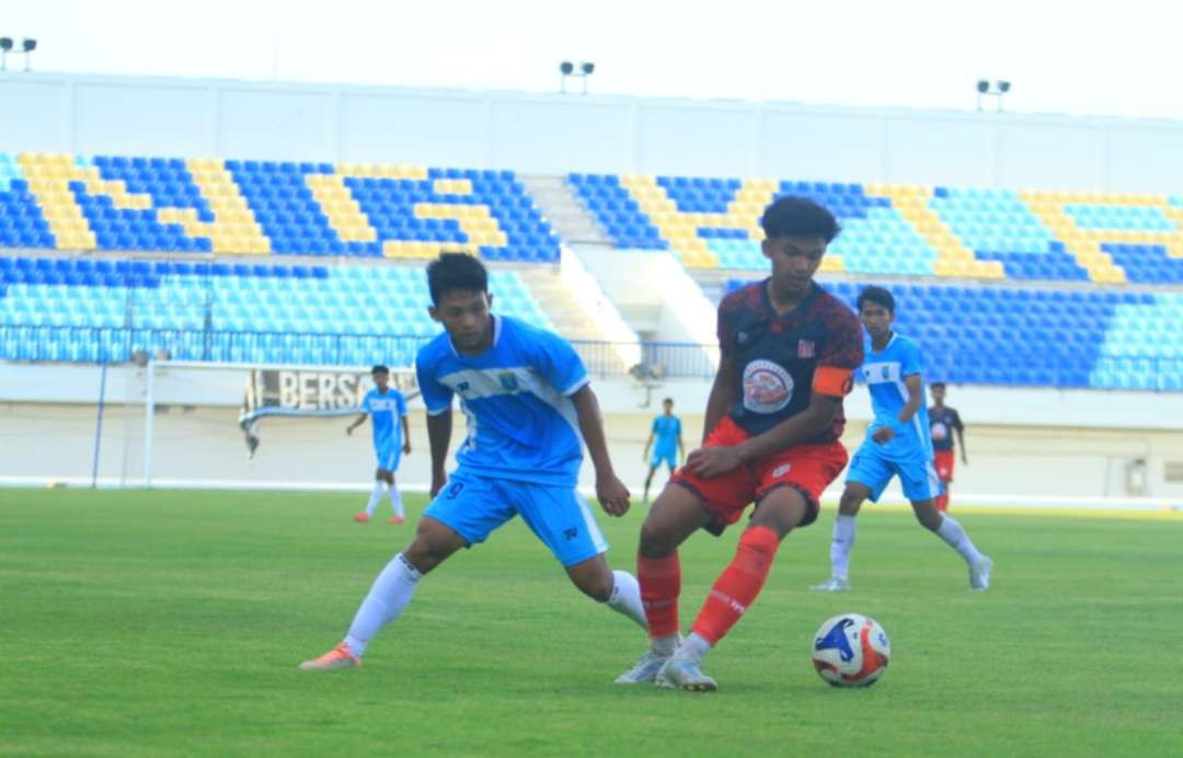 Aksi pemain Persela U-17 dalam laga melawan Mojokerto Putra U-17, di Stadion Surajaya Lamongan, Kamis (Foto:Istimewa)