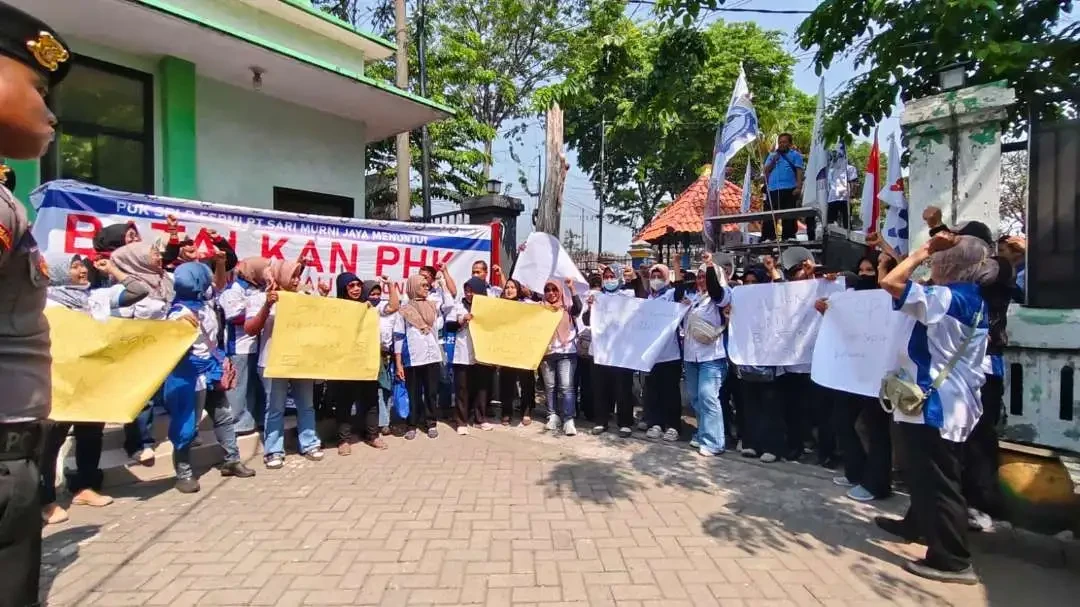 Ilustrasi. Federasi Serikat Pekerja Metal Indonesia saat sampaikan tuntutan kepada Pemerintah Kabupaten Sidoarjo pada akhir Juli 2026 silam. (Foto: Aini Arifin/Ngopibareng.id)