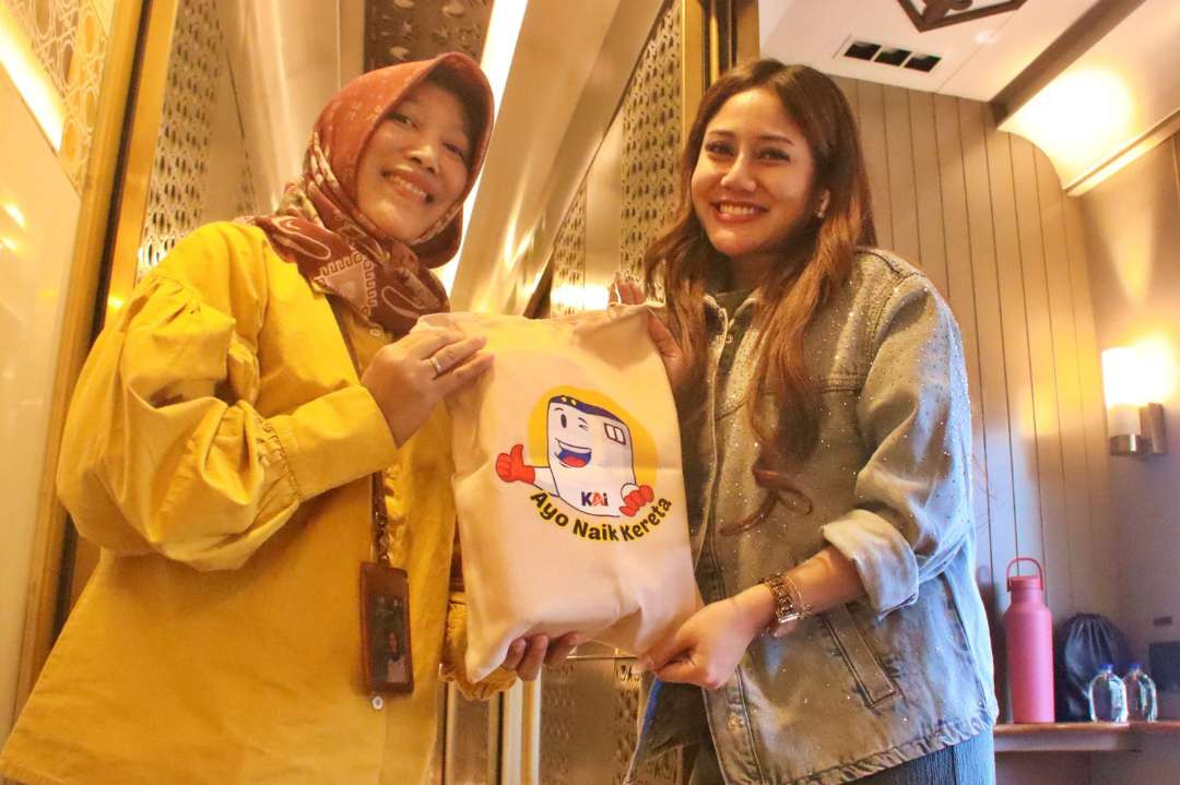 Sejumlah penumpang berkesempatan menerima souvenir eksklusif KAI, termasuk penumpang KA Argo Semeru relasi Surabaya–Madiun–Gambir serta pengguna jasa di ruang tunggu dan peron stasiun (foto: istimewa)