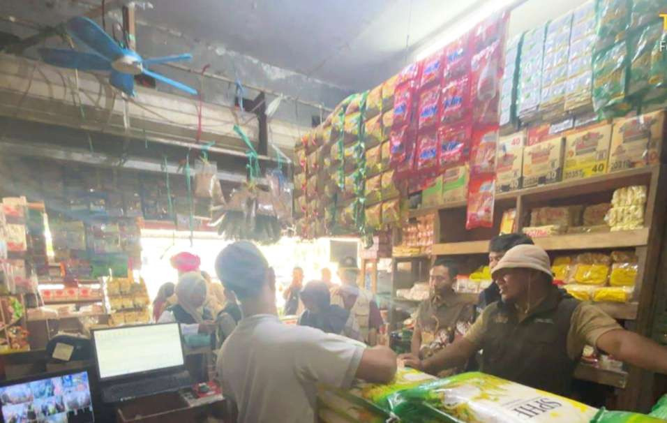 Bulog Cabang Bojonegoro bersama Bapanas, DKPP, Disperindag, Satgas Pangan Lamongan memantau harga beras di  Pasar Sidoharjo Lamongan (Foto:Istimewa).