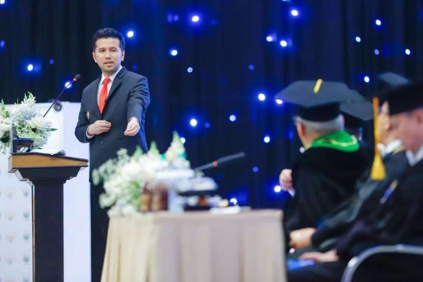 Isi kuliah perdana Unusa, Emil Dardak ingatkan mahasiswa manfaatkan AI secara bijak: "Gunakan AI untuk memperluas pikiran, bukan menggantikan." (Foto: Istimewa)