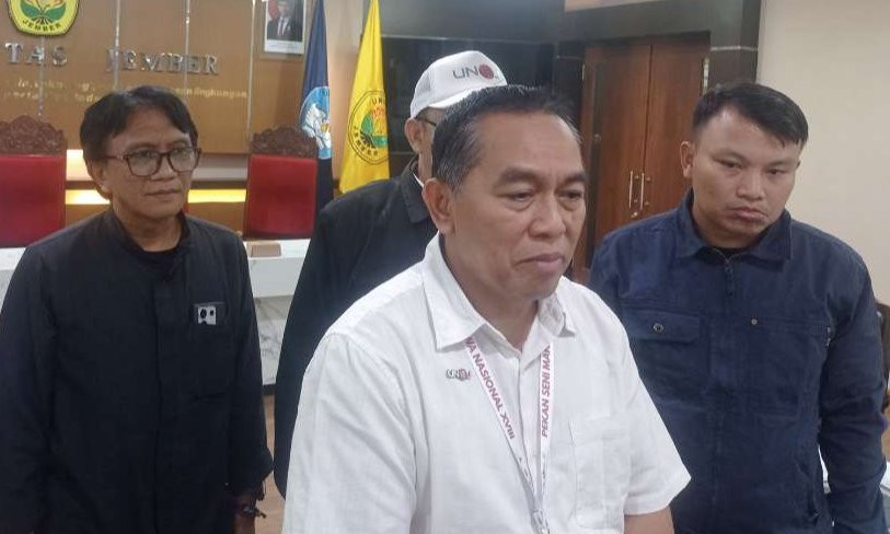 Wakil Rektor Bidang Kemahasiswaan dan Alumni UNEJ, Fendi Setyawan (tengah) saat memaparkan PEKSIMINAS (Foto: Rusdi/Ngopibareng.id)