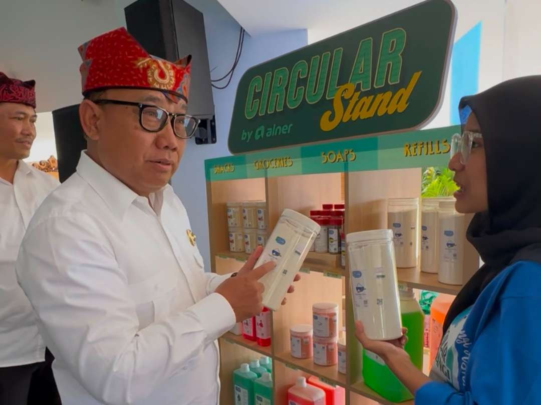 Wakil Bupati Banyuwangi, Mujiono, melihat produk wadah guna ulang. (Foto: Istimewa)