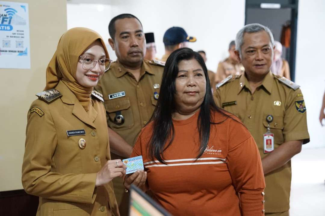 Wali Kota Kediri Vinanda Prameswati menyerahkan mesin cetak KTP elektronik (KTP-el), keping KTP-el, dan Kartu Identitas Anak (KIA) kepada 46 kelurahan se-Kota Kediri di Kelurahan Banjarmlati.(foto: Istimewa)