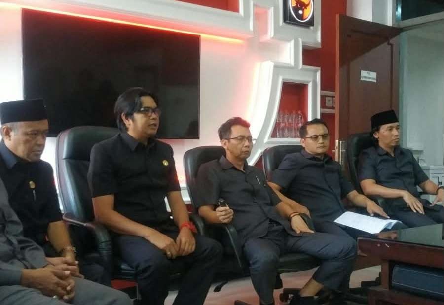 Fraksi PDIP DPRD Jember saat menggelar konferensi pers terkait penolakan rencana hutang Pemkab Jember (Foto: Rusdi/Ngopibareng.id)