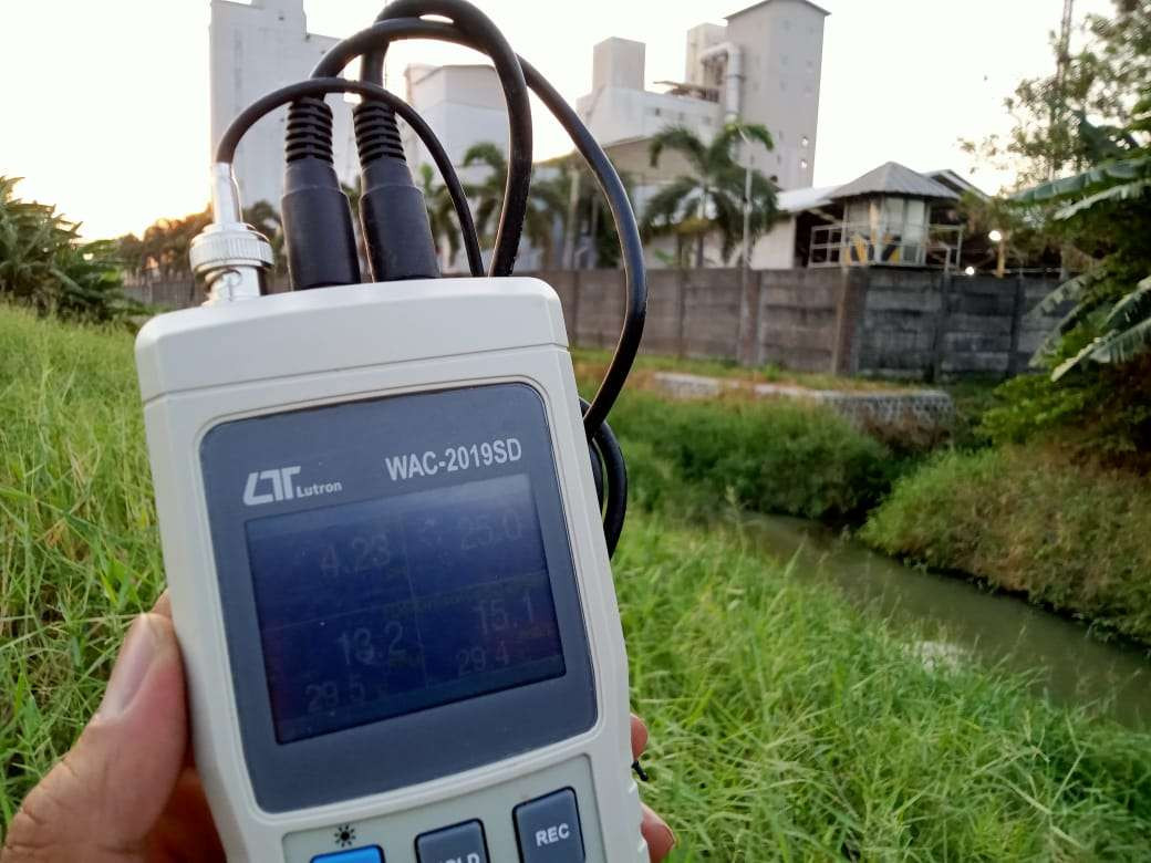 Posko Ijo somasi PT Wings Surya mengalir air sisa pemadaman yang telah tercemar ke Kali Tengah tanpa proses netralisasi. (Foto: Ecoton)