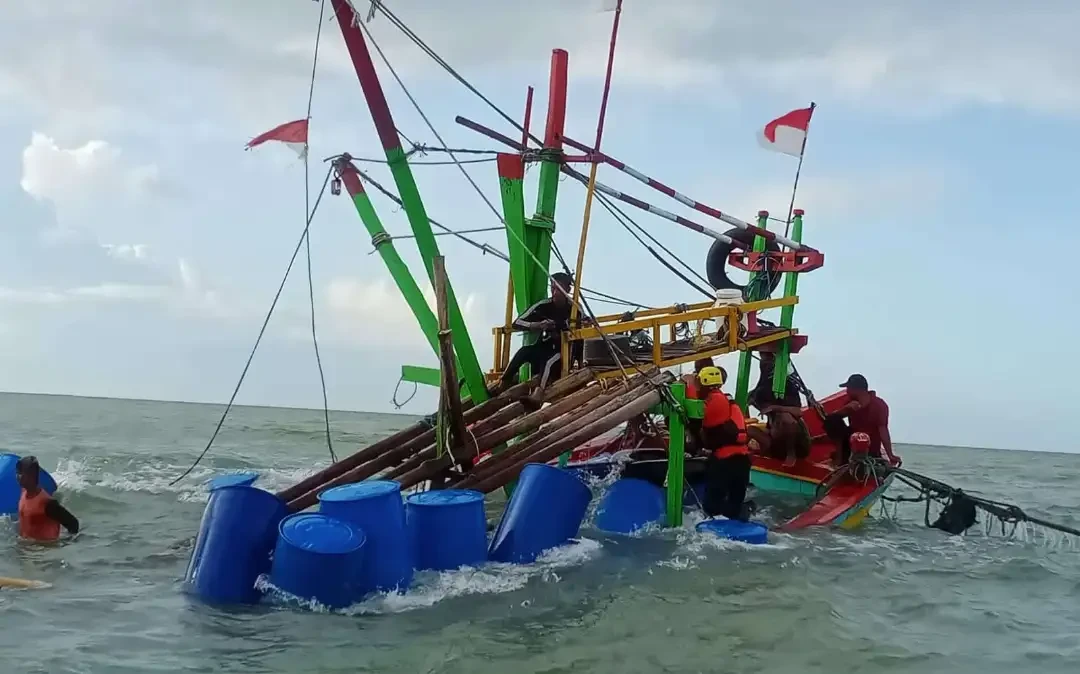 Ilustrasi. Perahu milik nelayan karam akibat tinggi gelombang di pantai selatan Jawa.(Foto: Dok/Ngopibareng.id)
