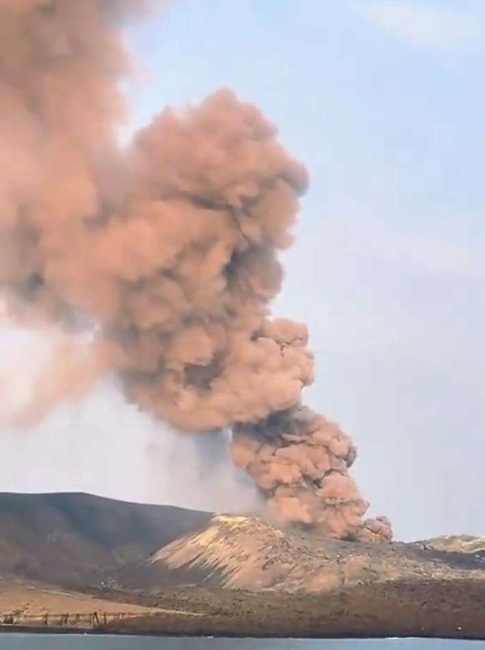 Erupsi Gunung Anak Krakatau yang berada di Selat Sundat abu vulkaniknya membumbung tinggi hingga 4,57 km mengarah ke barat dan barat daya. (Foto: tangkapan layar di X)