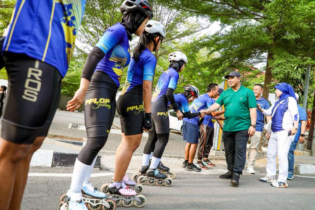 Wakil Gubernur Jawa Tengah, Taj Yasin Maimoen menyalami atlet usai saat membuka peringatan Hari Olahraga Nasional (Haornas) tingkat Provinsi Jawa Tengah di Stadion Jatidiri, Semarang, Rabu, 9 September 2026. (Foto: Humas Pemprov Jateng)