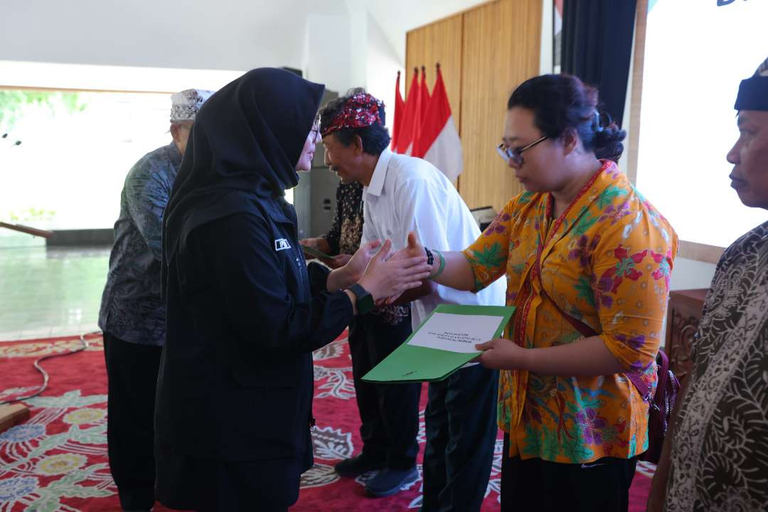 Bupati Banyuwangi, Ipuk Fiestiandani menyerahkan insentif bagi Guru Rohani lintas Agama. (Foto: Istimewa)