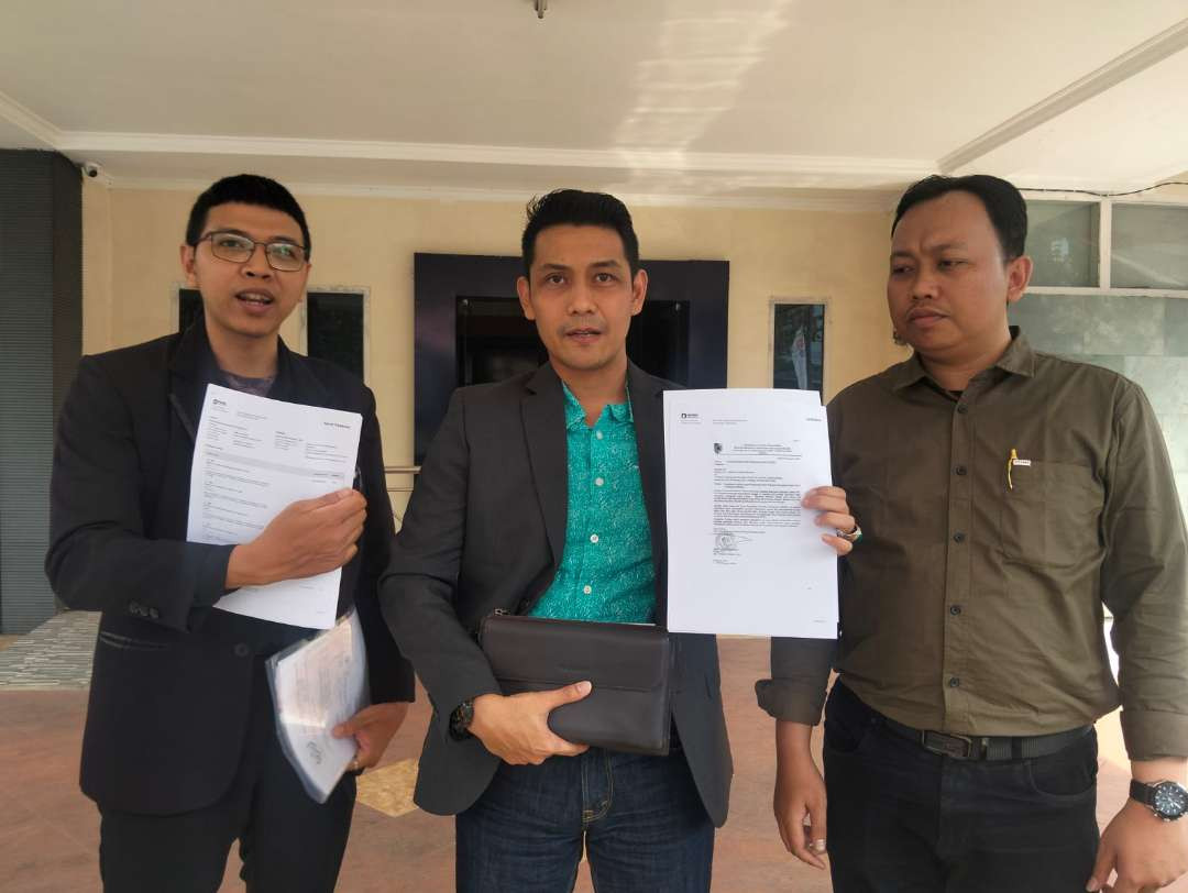 Tim kuasa hukum rekanan saat melayangkan surat sanggah banding. (Foto: Rusdi/Ngopibareng.id)