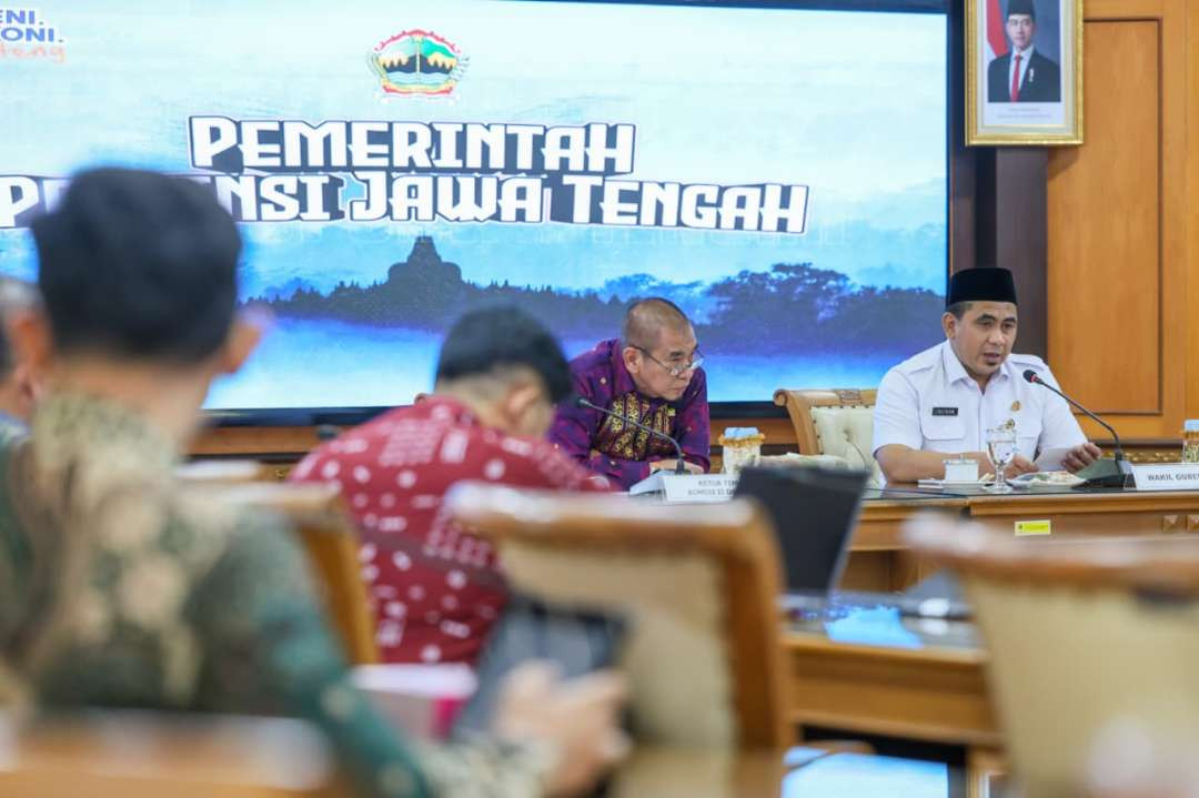 Wakil Gubernur Jawa Tengah Taj Yasin Maimoen saat mewakili Gubernur Ahmad Luthfi menerima kunjungan kerja Komisi II DPR RI dalam rangka penyusunan Rancangan Undang-Undang (RUU) tentang Perubahan Kedua atas Unadang-Undang Nomor 23 Tahun 2006 tentang Administrasi Kependudukan, di Kompleks Kantor Gubernur Jateng, Rabu, 9 September 2026.  (Foto: Humas Pemprov Jateng)