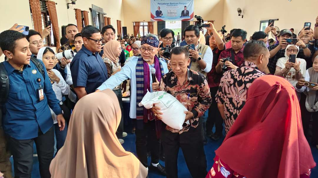 Menteri Koordinator Bidang Pangan, Zulkifli Hasan, bersama Direktur Utama Perum Bulog, Ahmad Rizal Ramdhani, turun langsung memantau penyaluran Bantuan Pangan Beras. (Foto: Fendi/Ngopibareng.id)