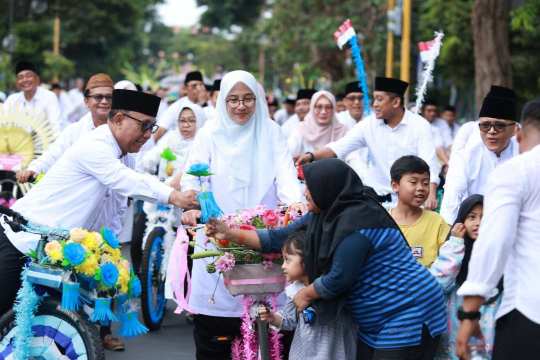 Wakil Bupati Banyuwangi, Mujiono membagikan telur kepada masyarakat. (Foto: Istimewa)