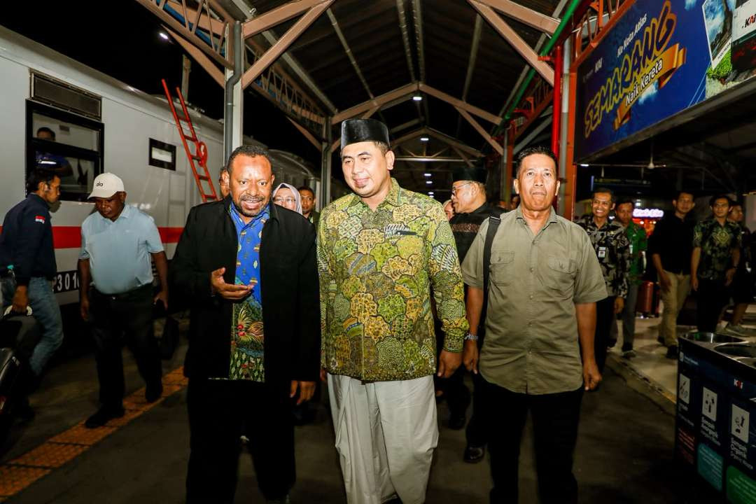 menyambut Wakil Gubernur Papua Barat Daya Ahmad Nausrau di Stasiun Tawang, Kota Semarang, Kamis 10 September malam. (Foto: Humas Pemprov Jawa Tengah)