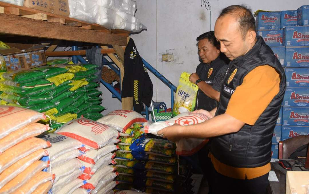 Anggota Satgas Pangan Polres Bondowoso mengecek harga dan stok beras di Pasar Induk Bondowoso.(Foto:Guido/Ngopibareng.id)