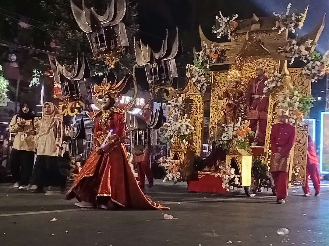 Salah satu penampilan peserta Lamongan Night Carnival 2026 (Foto:Imron Rosidi/ngopibareng.id)