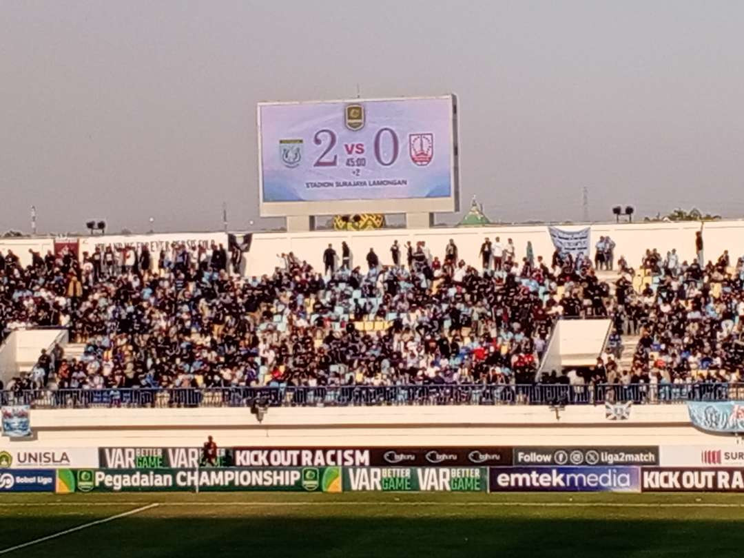 Laga perdana Persela Lamongan v Persis Solo di ajang Championship 2026/2027 yang digelar di Stadion Surajaya Lamongan dibanjiri penonton(Foto: Imron Rosidi/ngopibareng.id)