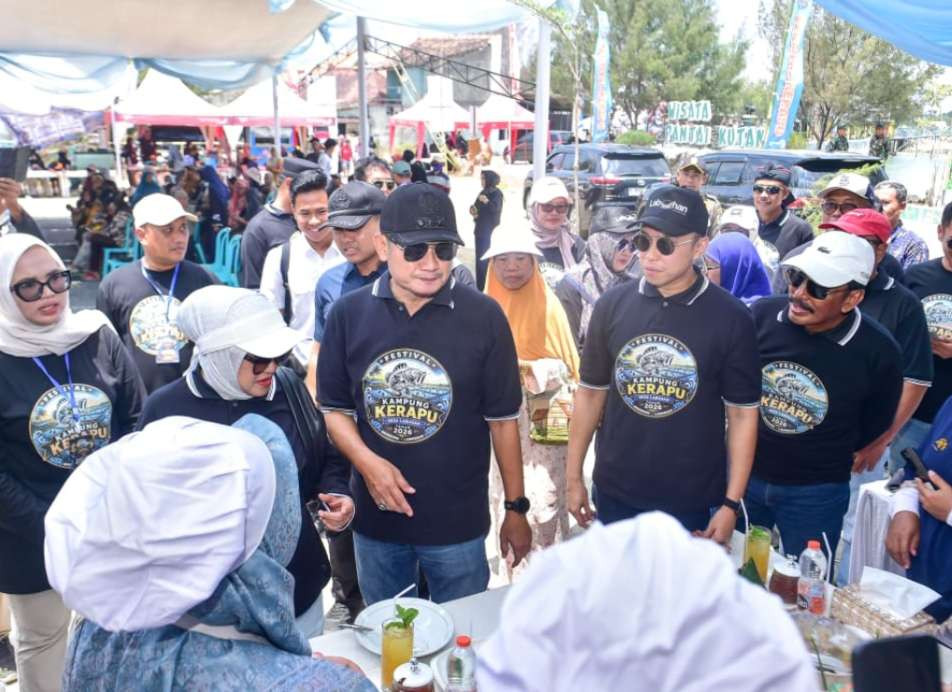 Bupati Lamongan, Yubronur Efendi didampingi Wakil Buoati Dirham Akbar Aksara saat menghadiri Festival Kerapu 2026 yang digelar di Wisata Pantai Kutang, Desa Labuhan, Kecamatan Brondon (Foto: Istimewa)