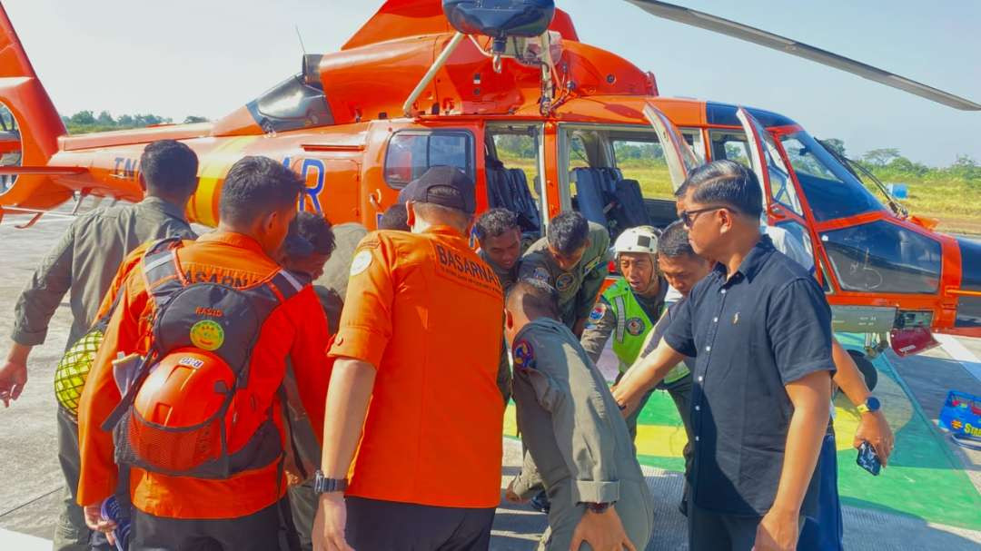 Kru Kantor SAR Surabaya sebelum berangkat untuk mendukung pencarian kapal Virgo Transport 8. (Foto: Istimewa)