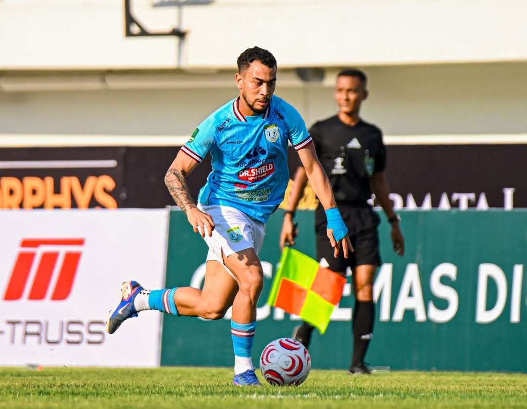 Pemain Persela asal Brasil, Caique Souza saat pertandingan melawan Persis Solo di Stadion Surajaya Lamongan (Foto: Instagram @persela.fc)