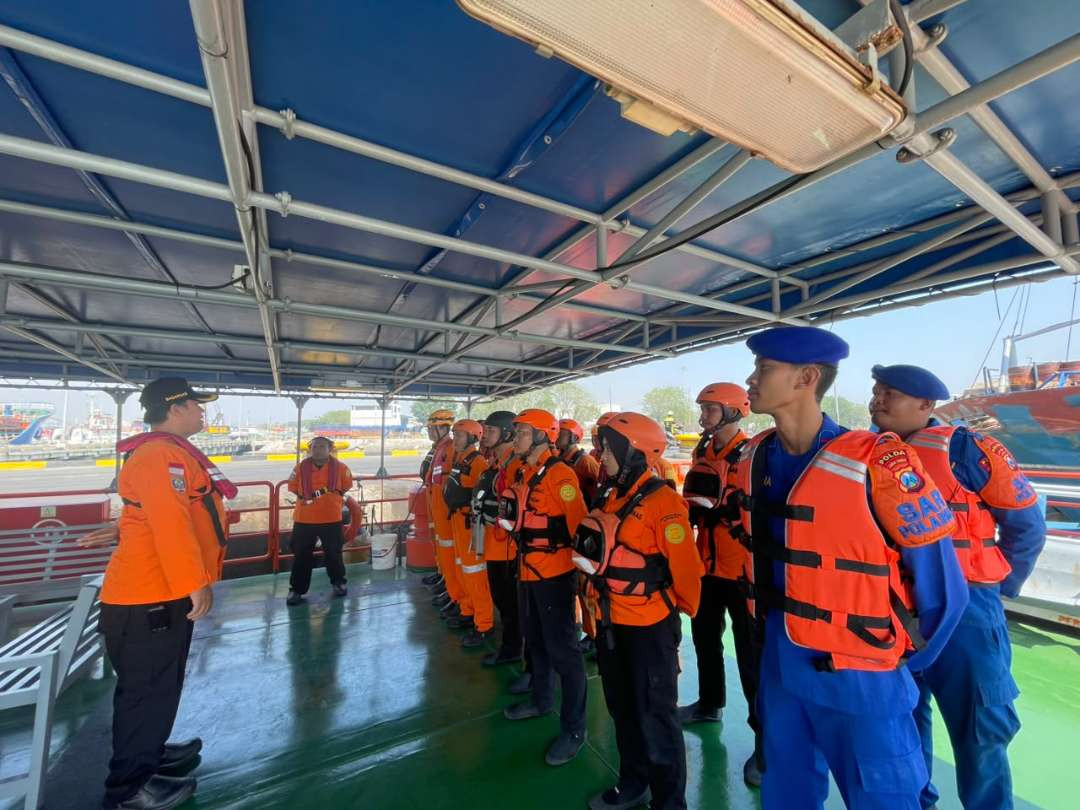 Tim Rescue Basarnas bersama personel Ditpolairud Polda Jatim melakukan pencarian ABK TB MT20 1301. (Foto: Kantor SAR Surabaya)