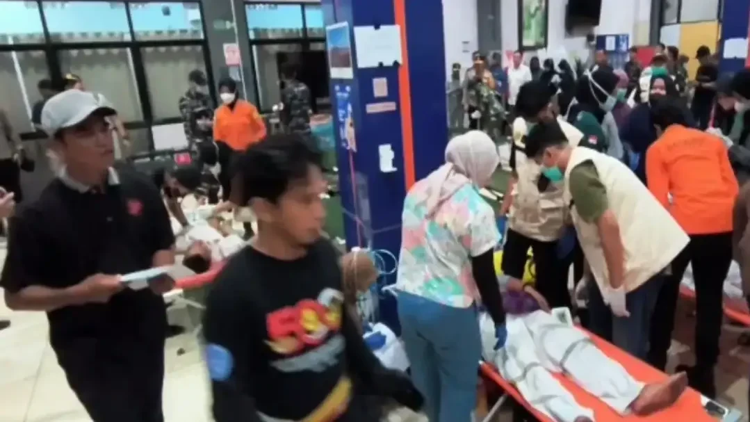 Tim Dokter Bedah dari RSUD Ulin memberikan penanganan medis di ruang tunggu terminal penumpang Pelabuhan Trisakti kepada korban yang selamat dari kecelakaan Kapal Virgo Transportas 8 di Laut Jawa, Banjarmasin, Minggu 13 September 2026. (Foto: ANTARA/Gunawan Wibisono)