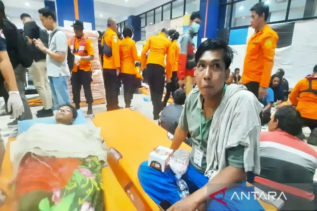 Riyanda (30), salah satu penumpang selamat kecelakaan Kapal Virgo Transport 8, memberikan kesaksian saat ditemui di Pelabuhan Trisakti, Banjarmasin, Kalimantan Selatan, Minggu 13 September 2026 malam. (Foto: Antara/Firman)