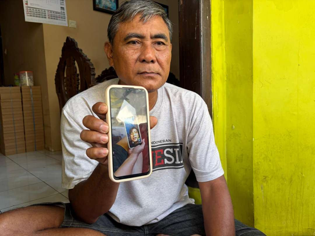 Andi menunjukkan screen shot saat anaknya melakukan video call. (Foto: Muh Hujaini/Ngopibareng.id)