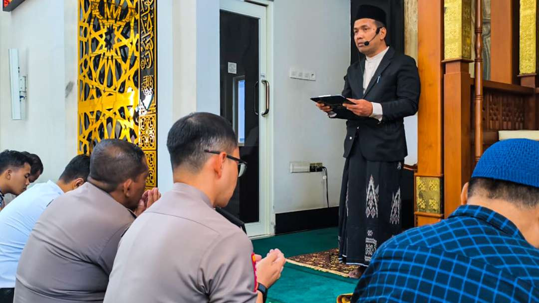Doa bersama Polisi dan Jurnalis di Sidoarjo, untuk wartawan hilang saat liputan anak gunung Krakatau. (Foto: Aini Arifin/Ngopibareng.id)