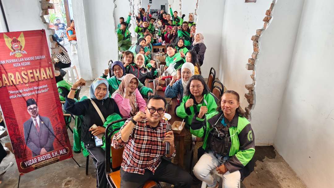 Anggota DPRD Kota Kediri Fraksi PDI-Perjuangan, Yuzar Rasyid, menerima langsung sejumlah aspirasi dari pengemudi ojek online yang tergabung dalam Gabungan Aksi Roda Dua (Garda) Kota Kediri. (Foto: Fendi/Ngopibareng.id)
