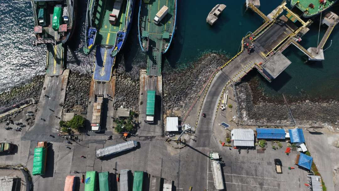Kondidi surut ekstrem membuat aktivitas sandar kapal LCT di dermaga LCM terganggu. (Foto: Istimewa)