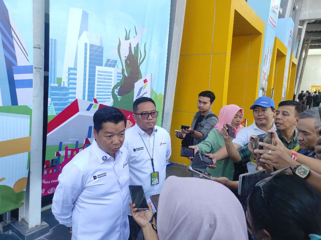 Corporate Secretary Pertamina Patra Niaga Roberth Marcelino (kiri) dan Area Manager Commrel Jatimbalinus Ahad Rahedi (kanan) memberikan keterangan media dalam PGTC 2026 di ITS Surabaya (Foto: Zacky/ngopibareng.id)