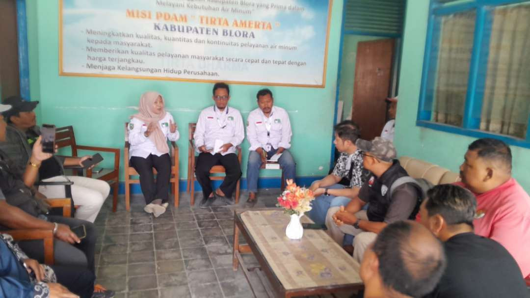 Warga Perumahan Emerald Garden, Desa Pojokwatu, Kecamatan Sambong, Kabupaten Blora, mendatangi Kantor PDAM Cepu, Rabu, 16 September 2026. (Foto: Ahmad Sampurno/Ngopibareng.id)