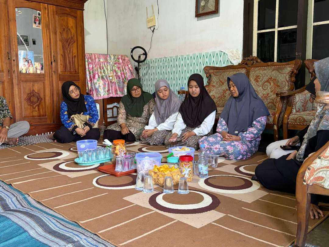 Istri Harjo, Eny Tri Widayati, bersama dua anak kembarnya. (Foto: Muh Hujaini/Ngopibareng.id)