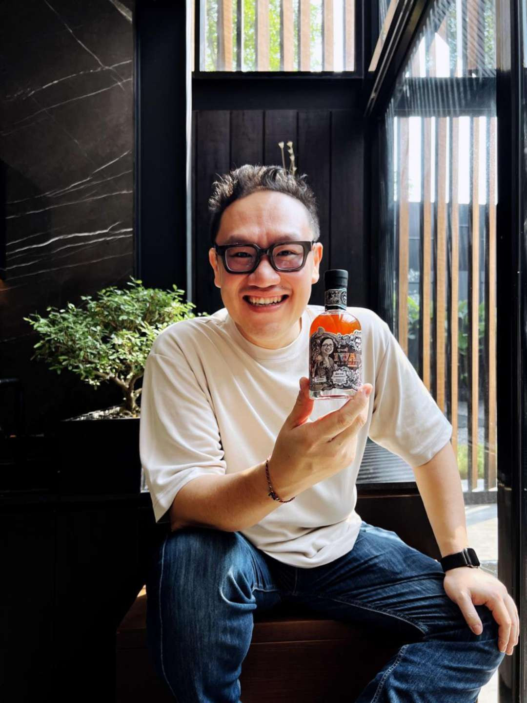 Nathan Santoso dengan produk IWAK Arumery yang berbahan dasar nira bunga kelapa, aren, dan bunga lontar. (Foto: Istimewa)