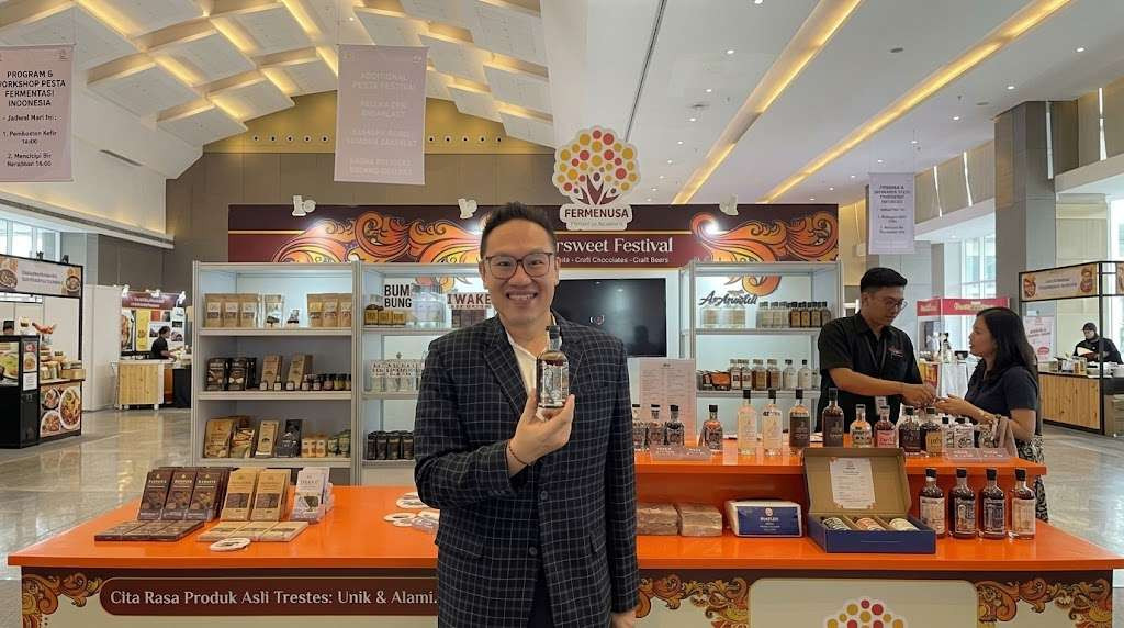 Nathan Santoso dengan produk IWAK Arumery yang berbahan dasar nira bunga kelapa, aren, dan bunga lontar. (Foto: Istimewa)