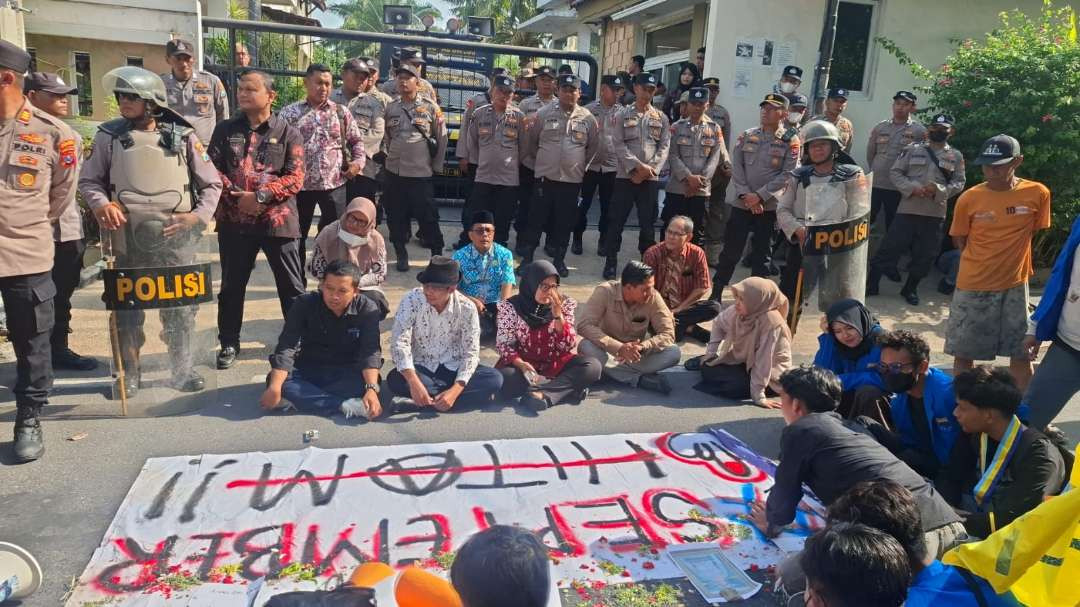Mahasiswa PMII Unisda saat aksi unjukrasa di DPRD Lamongan (Foto:Istimewa)