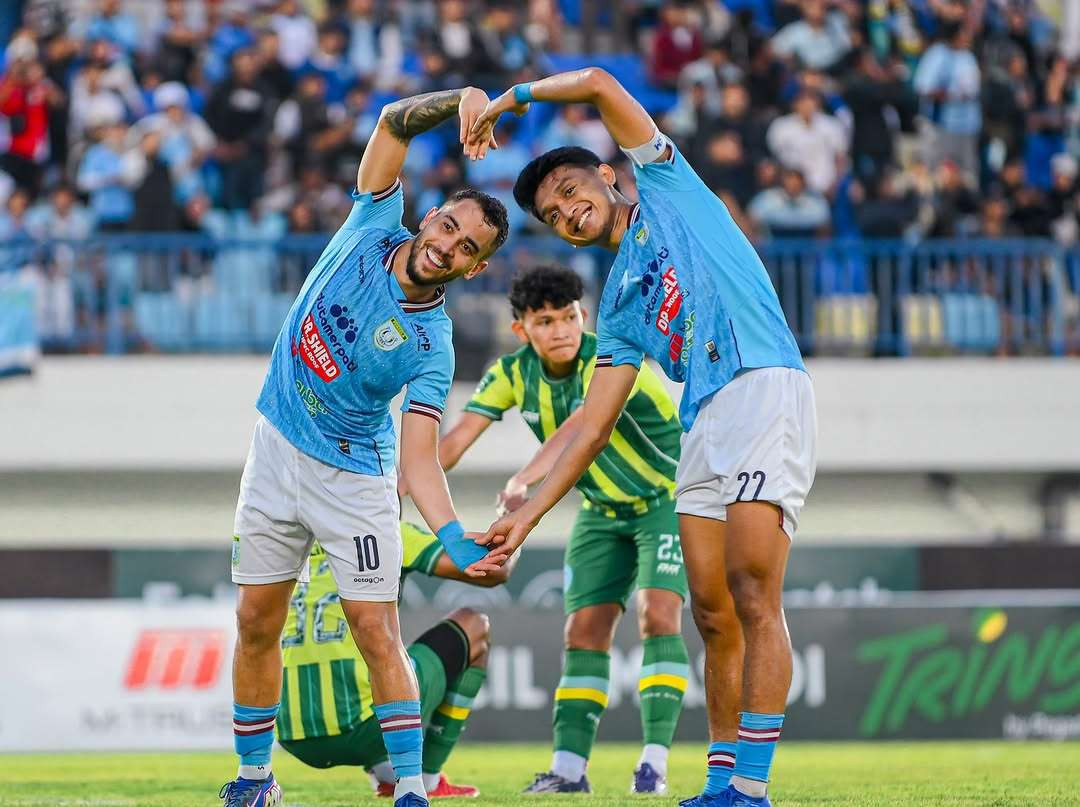 Caique Souza dan Dendy Sulistyawan mwrayakan kemenangan ata PSBS Biak di Stadion Surajaya Lamongan (Foto: Istimewa)