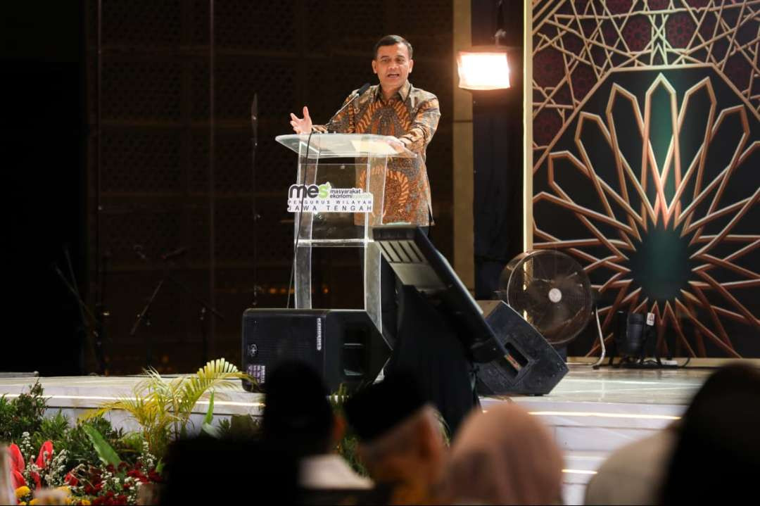 Gubernur Jawa Tengah saat memberikan sambutan di acara pelantikan Pengurus Wilayah Masyarakat Ekonomi Syariah (MES) Jawa Tengah periode 2026-20231 di Ballroom Pandanaran, Hotel Padma, Kota Semarang, Jumat, 2 Oktober 2026.