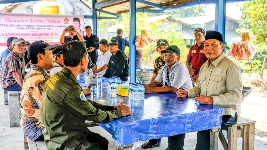 Anggota DPR RI Komisi VII bersama nelayan Kecamatan Jabon, Sidoarjo (foto:Aini Arifin/Ngopibareng.id)