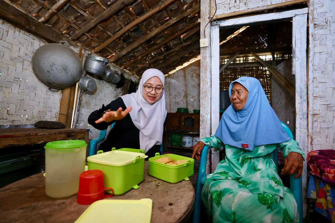 Bupati Banyuwangi, Ipuk Fiestiandani, berbincang dengan Sahani di kediamannya. (Foto: Muh Hujaini/Ngopibareng.id)